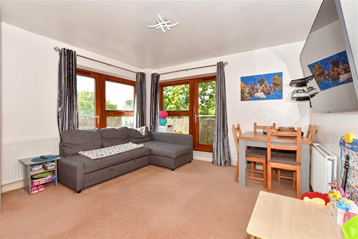 2 Bedroom Flat For Sale In Commonwealth Drive, Three Bridges, Crawley, West Sussex, RH10