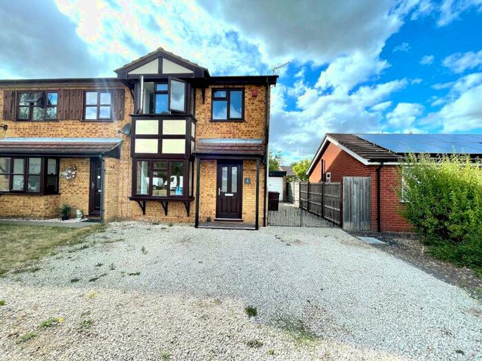 3 Bedroom Semi-Detached House To Rent In Elvington Close, Lincoln, Lincolnshire, LN6