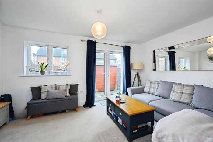 2 Bedroom Maisonette For Sale In Canalside, Redhill, Surrey, RH1