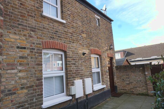 1 Bedroom Property To Rent In Hook Road, Surbiton, Surrey., KT6