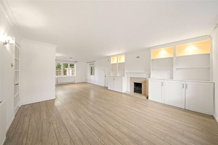 2 Bedroom Flat To Rent In Hungerford Lodge, Rosslyn Park, Weybridge, Surrey, KT13