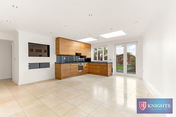 3 Bedroom Flat To Rent In Brunswick Park Road, New Southgate, London, N11