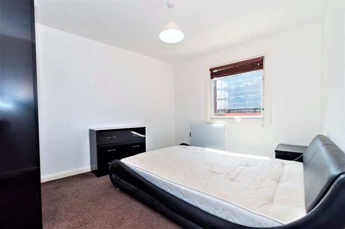 2 Bedroom Apartment To Rent In North Crescent, LS2