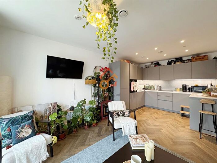 3 Bedroom Flat To Rent In Hodge House, Granville Road, London, NW6