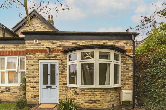 2 Bedroom Flat To Rent In Queens Road, Hampton, TW12