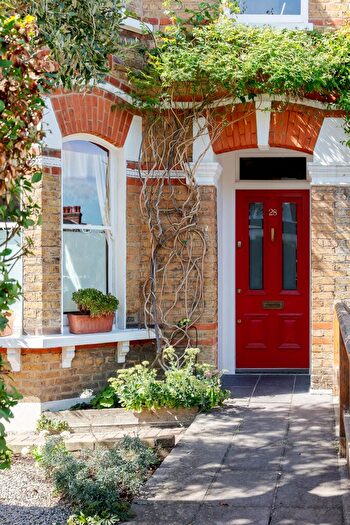 5 Bedroom Semi-Detached House For Sale In Dalmore Road, London, SE21