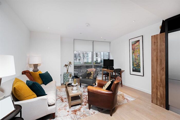 1 Bedroom Flat For Sale In Charrington Tower, Biscayne Avenue, E14