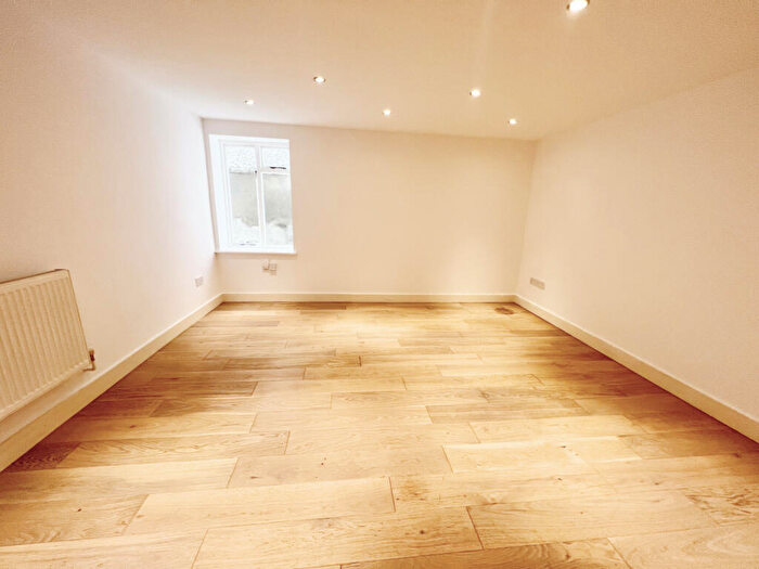 2 Bedroom Flat To Rent In New Cross Road, London, SE14