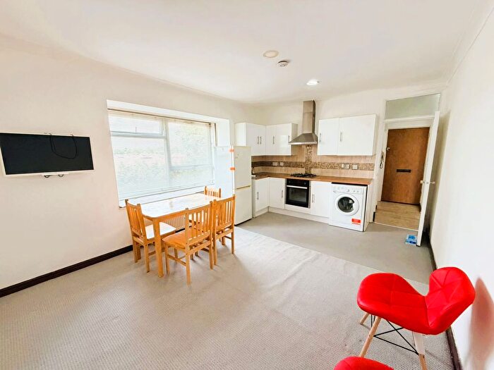 2 Bedroom Flat To Rent In Rowan Close, Ealing, W5