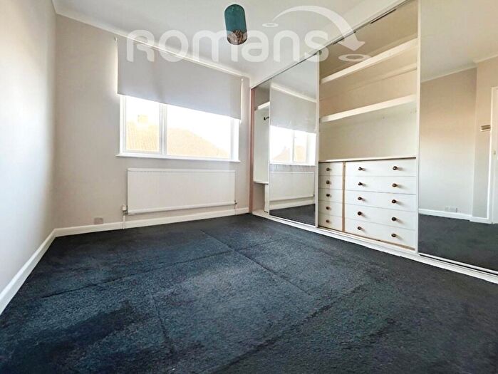 2 Bedroom Flat To Rent In Hillside, Maidenhead, SL6