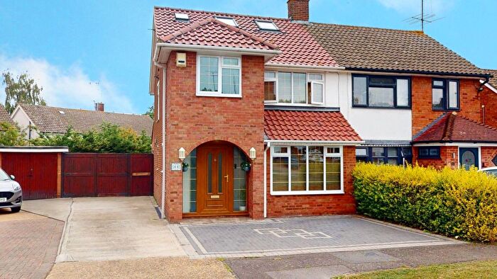 4 Bedroom Semi-Detached House For Sale In Swallow Dale, Kingswood, Basildon, SS16