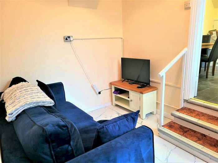 2 Bedroom Flat To Rent In The Brent, Dartford, DA1