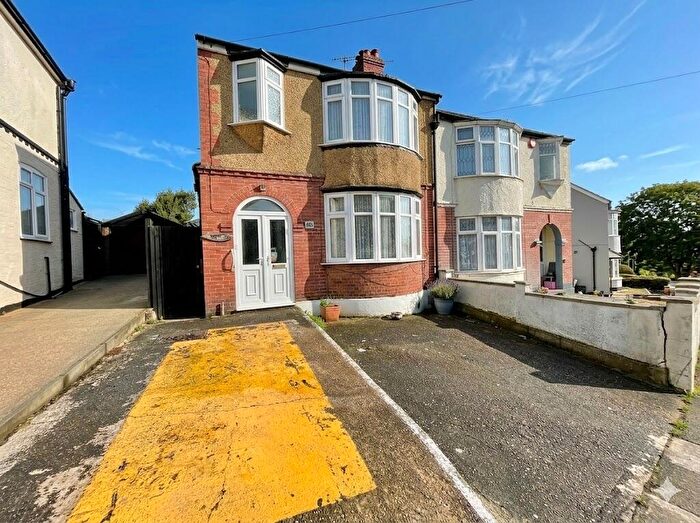 3 Bedroom Semi Detached House For Sale In Richmond Hill, Luton, Bedfordshire, LU2