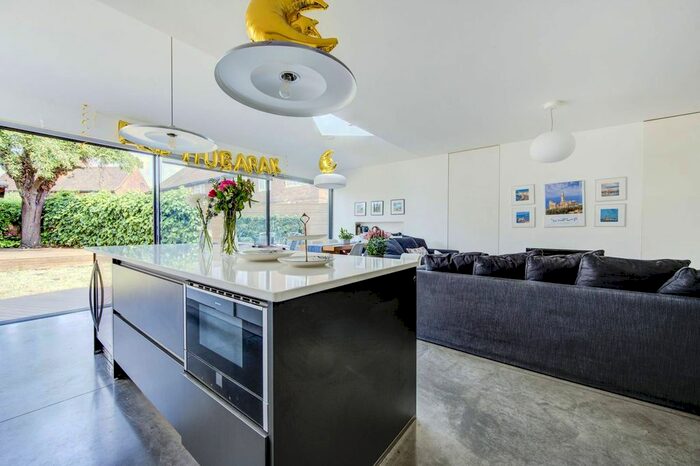 3 Bedroom Flat To Rent In Steventon Road, Shepherd's Bush, London, W12