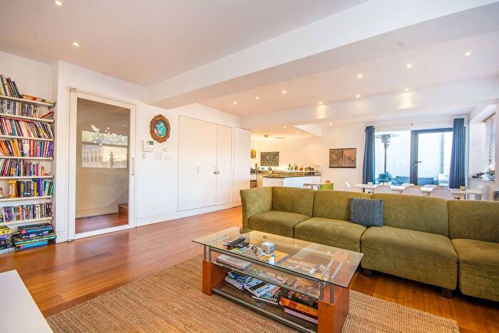 3 Bedroom Flat To Rent In Dean Street, Soho, London, W1D