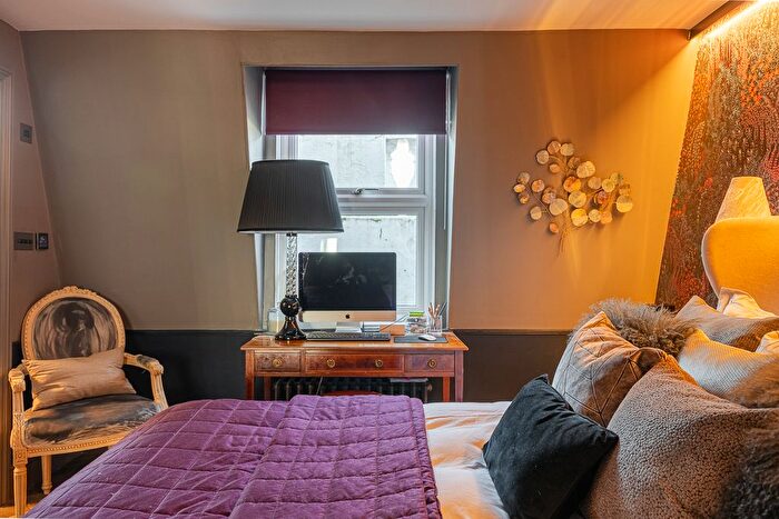 3 Bedroom Flat To Rent In Redcliffe Gardens, Chelsea, SW10