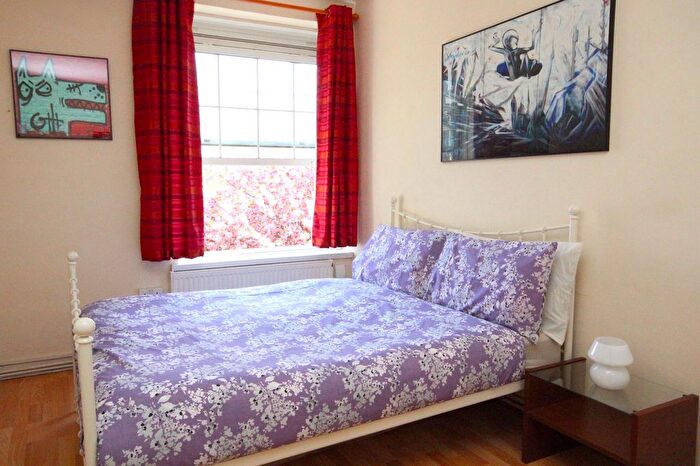 3 Bedroom Flat To Rent In Tanners Hill, London, SE8