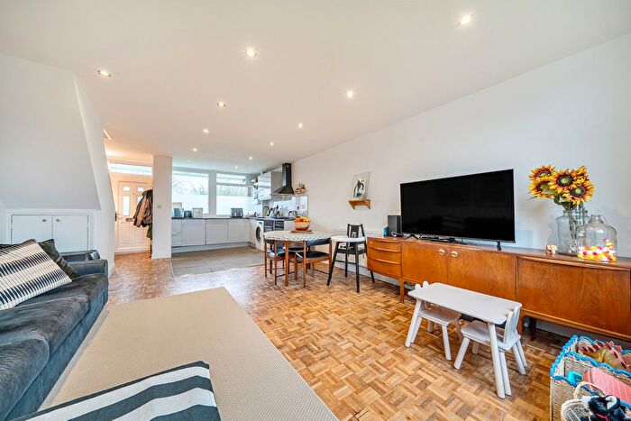 3 Bedroom Maisonette For Sale In Tarnwood Park, Mottingham, SE9