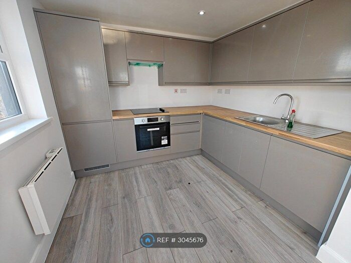 3 Bedroom Flat To Rent In Queens Road, New Malden, KT3