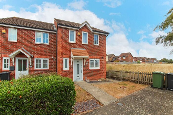3 Bedroom Semi-detached House For Sale In Puffin Close, Wickford, SS12