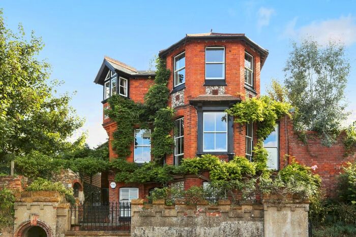 4 Bedroom Detached House To Rent In Greys Road, Henley-On-Thames, RG9