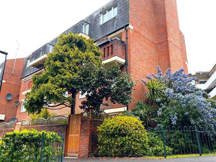 2 Bedroom Maisonette To Rent In Half Moon Crescent, London, N1