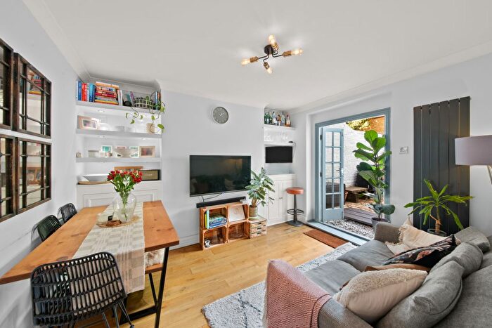 1 Bedroom Maisonette For Sale In Bassein Park Road, London, W12