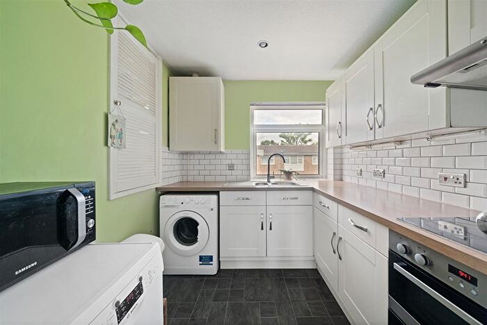2 Bedroom Flat For Sale In Blenheim Road, Raynes Park, SW20