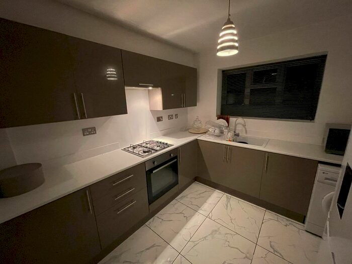 3 Bedroom Flat To Rent In Sherwood Close, Langley, SL3