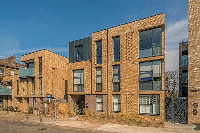 2 Bedroom Flat For Sale In St. Andrew's Road, Surbiton, KT6