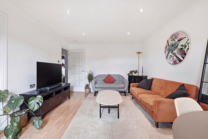 2 Bedroom Flat For Sale In Edmeston Close, London, E9