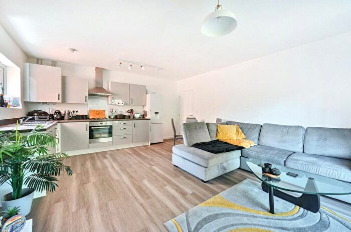 2 Bedroom Apartment For Sale In Edrich Grange, Crowthorne, Berkshire, RG45