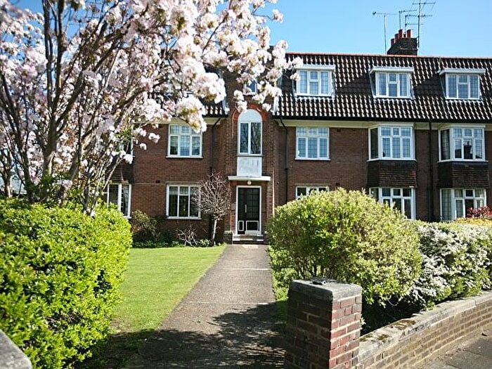 2 Bedroom Flat To Rent In Kelvin Drive, St Margarets, Twickenham, TW1