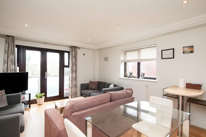 2 Bedroom Flat To Rent In Maple Leaf, Broomfield Lane, Palmers Green, N13