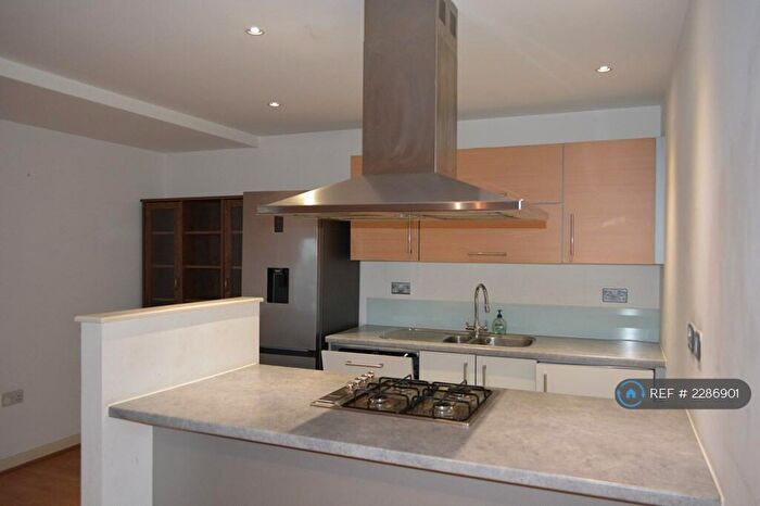2 Bedroom Flat To Rent In Commercial Road, London, E14