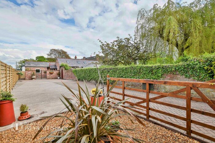 3 Bedroom Coach House For Sale In Heath Lane, CH66