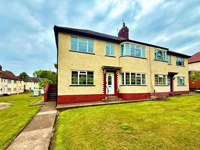 2 Bedroom Flat To Rent In Redesdale Gardens, Leeds, West Yorkshire, LS16