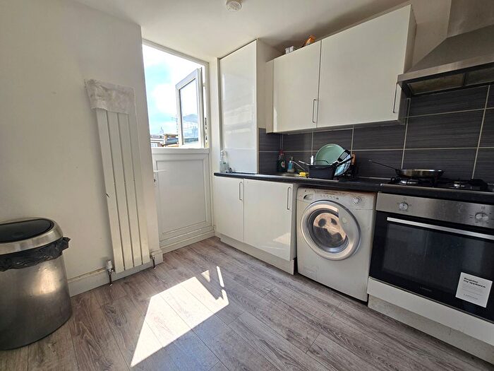 4 Bedroom Flat To Rent In Turnpike Lane, London, N8