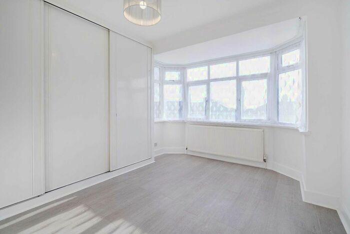 3 Bedroom Flat To Rent In Tiverton Road, Edgware, HA8