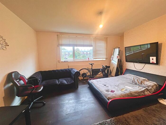 Studio To Rent In Newby Place, London, E14