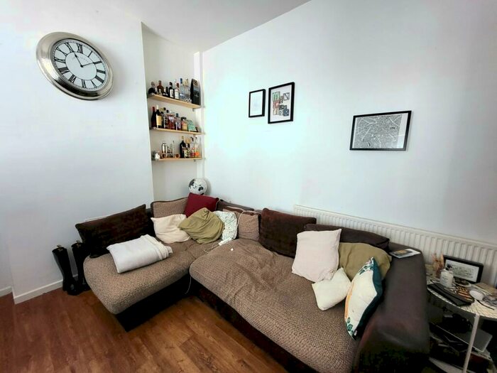 2 Bedroom Flat To Rent In Flat, Central Road, West Didsbury, M20