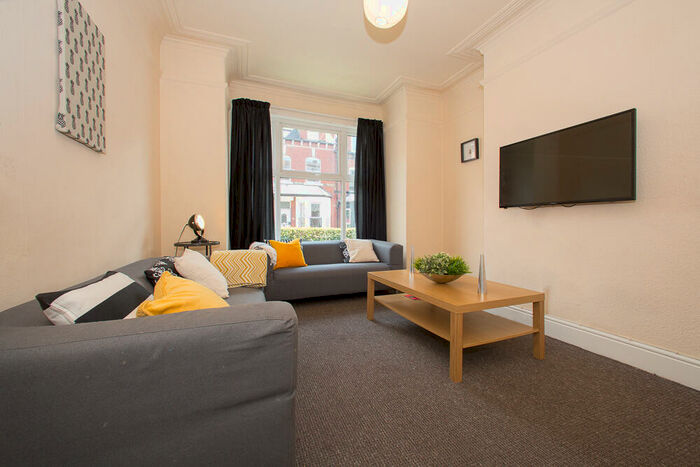 5 Bedroom End Of Terrace House To Rent In Hessle Mount, Hyde Park, Leeds, LS6