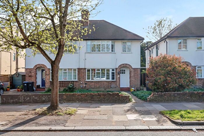 2 Bedroom Flat To Rent In Firs Lane, London, N21