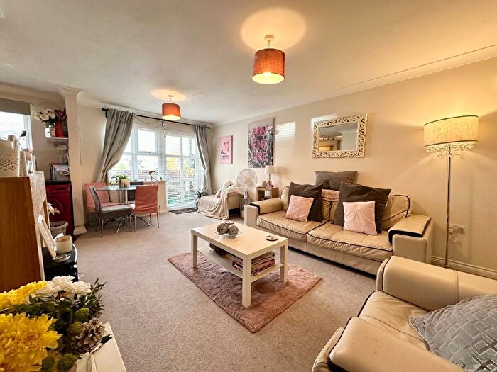 1 Bedroom Flat For Sale In Ackender Road, Alton, Hampshire, GU34