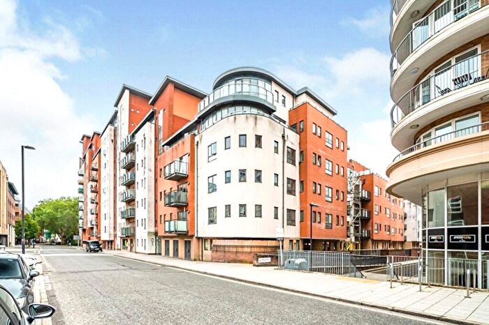 2 Bedroom Flat To Rent In Lower Canal Walk, Southampton, Hampshire, SO14