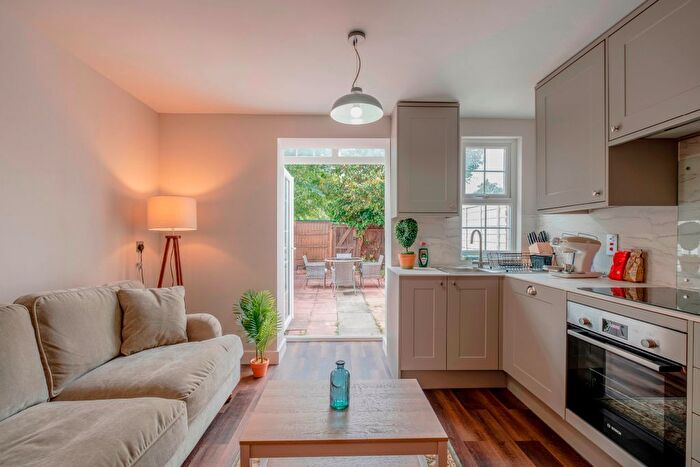 4 Bedroom Flat To Rent In Kenchester Close, London, SW8