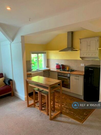 2 Bedroom Flat To Rent In Altenburg Gardens, London, SW11