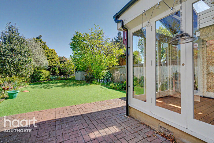 3 Bedroom Semi-Detached House For Sale In Friars Walk, London, N14