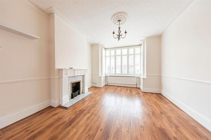 3 Bedroom End Of Terrace House To Rent In Winchester Road, Highams Park, E4