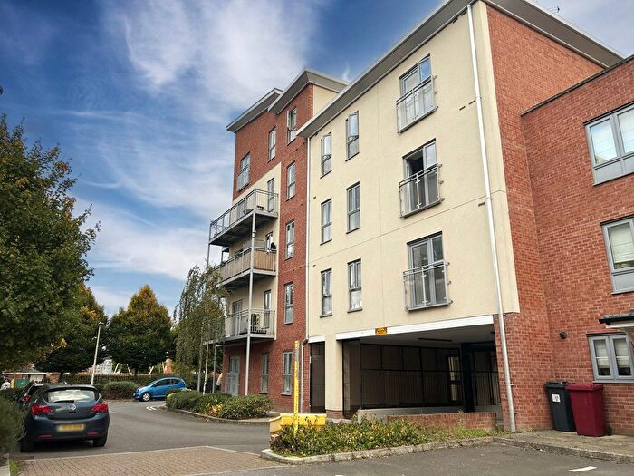 2 Bedroom Flat To Rent In Evesham House, Battle Square, Reading, Berkshire, RG30